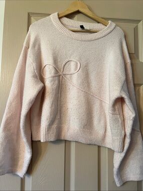Divided Light Pink Crewneck Sweater with Bow Detail